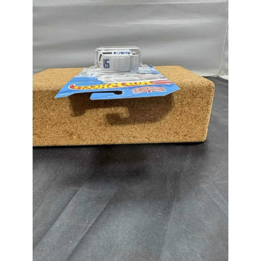 Hot Wheels 2019 Volkswagen Kool Kombi White Magnus Walker Urban Outlaw #136 2/10